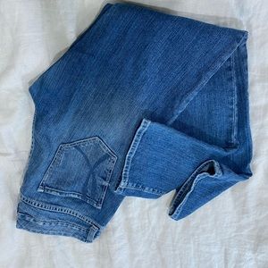 It jeans size 28. Really nice fit and comfortable s
